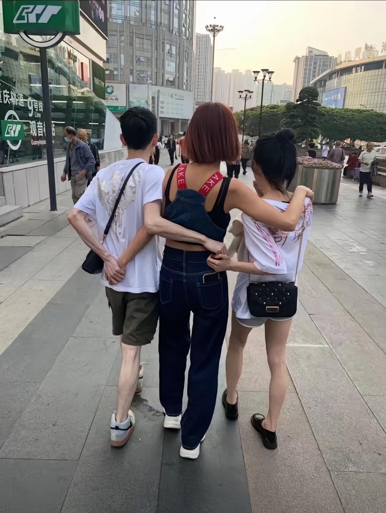 我要不要把照片给中间这个女的看看？