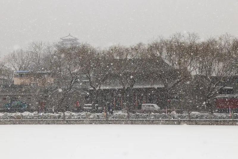 北京的雪下得大，是因为偏东风引导冷空气掠过渤海湾，带来充足水汽，近地面气温低于0