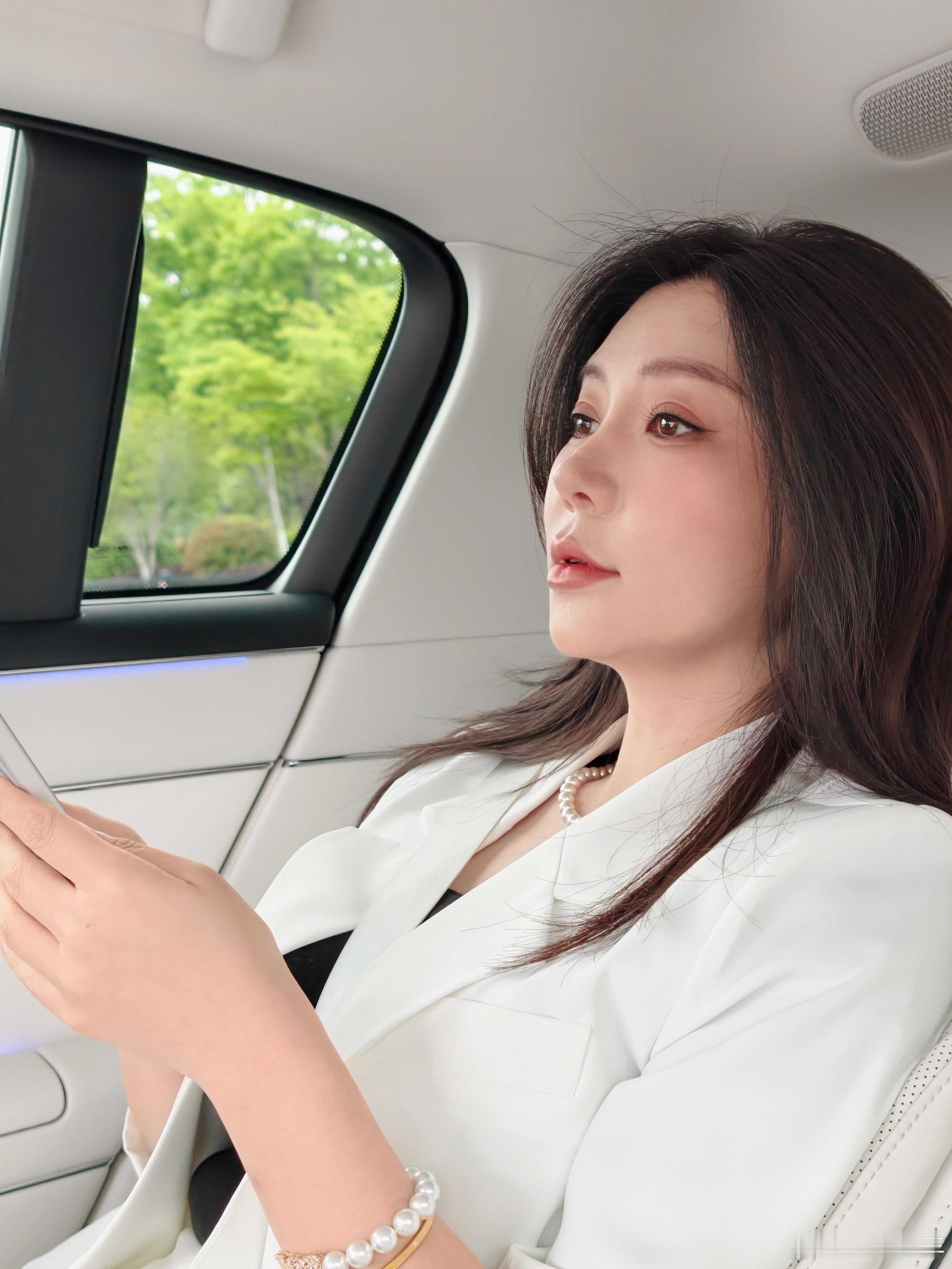 今天拍尊界s800 再配上我这一身小西装，妥妥的总裁风扑面而来大v聊车