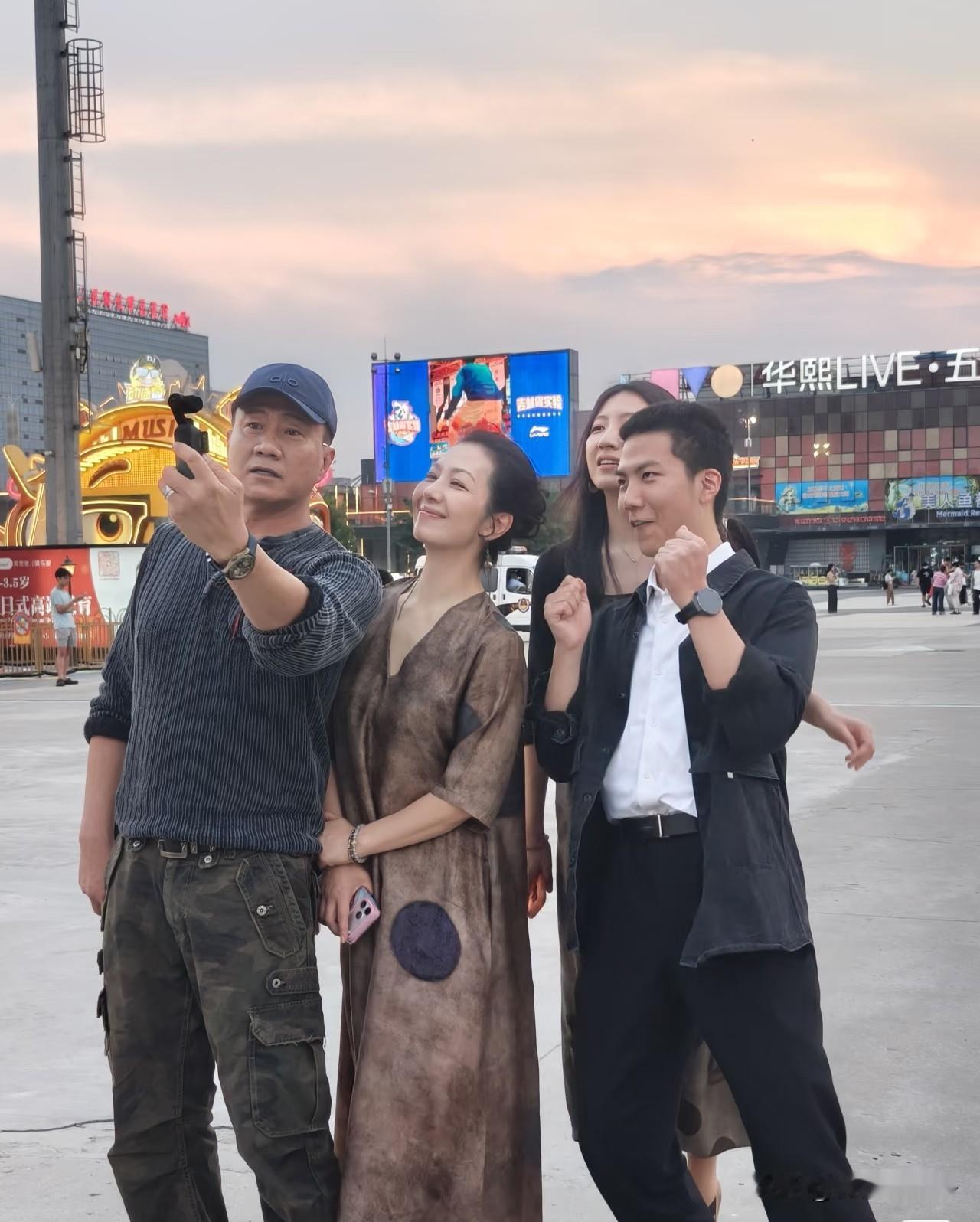 哈哈，胡军的儿子康康小小年纪就穿得一把年纪，看着起码工龄五年了，他爸穿得都比他时