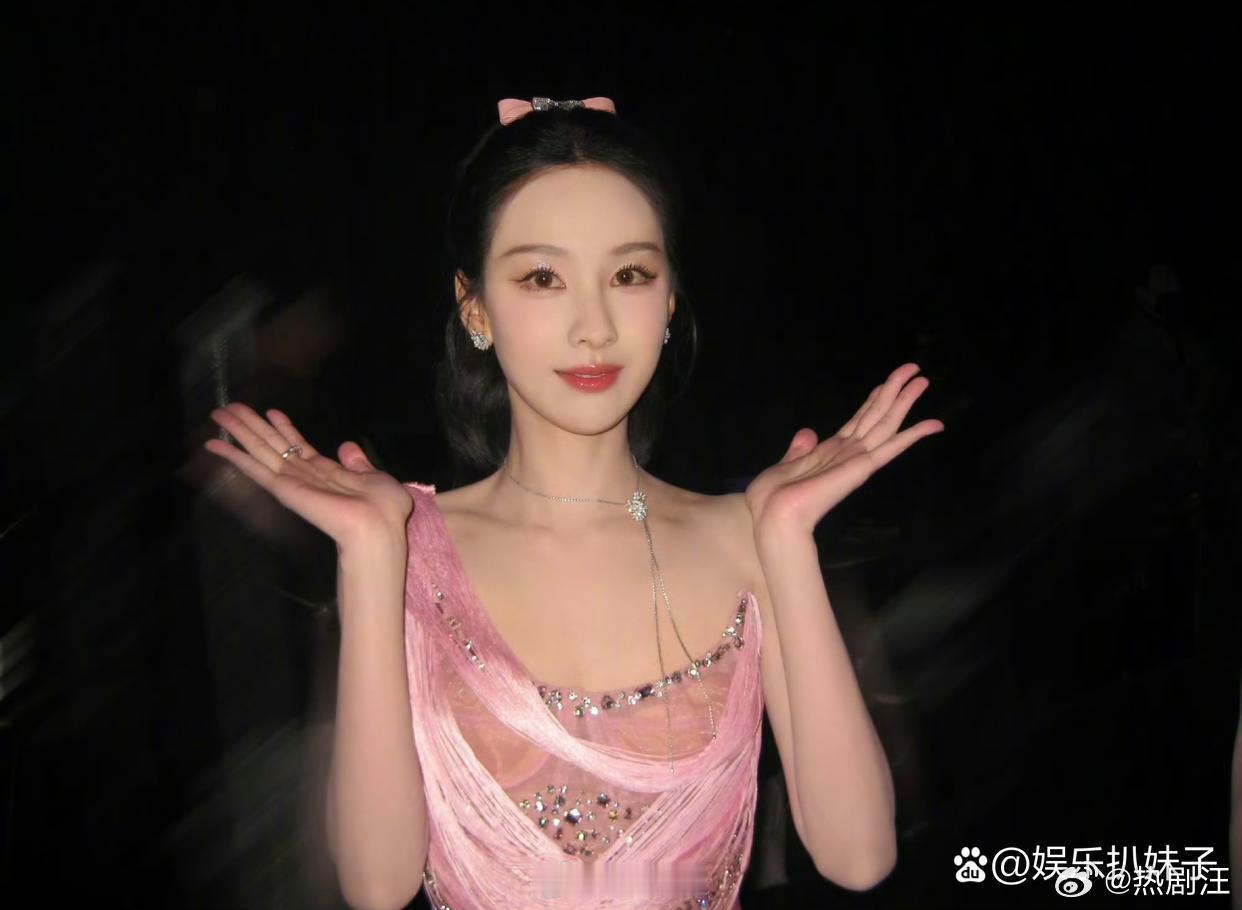 1.张凌赫的新剧要搭挡林允了，最近几天就会开机了。 2.陈都灵现在都有好多一番女