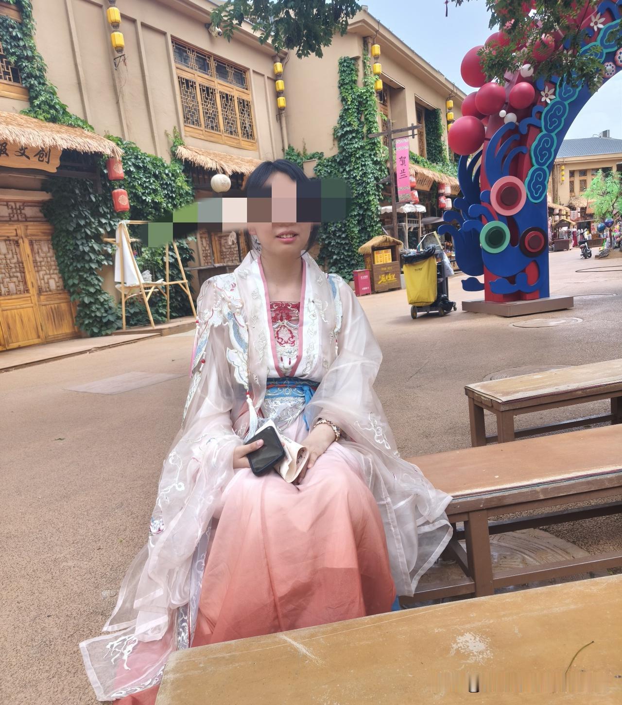 夏天出门逛街太热，索性换上一身粉白渐变汉服，来贺兰漫葡小镇闲逛打卡。

整条街巷