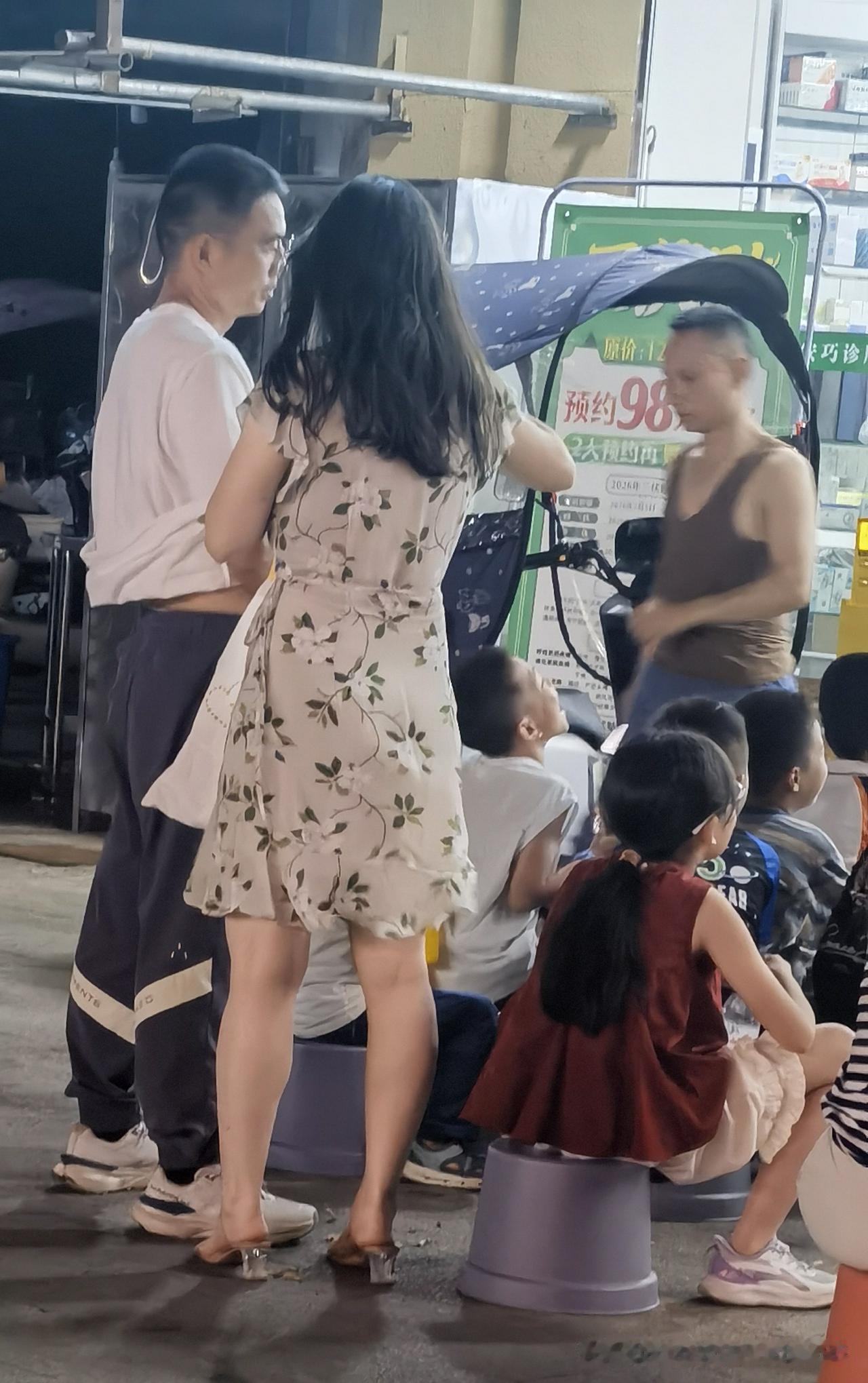 花间聚首话离情，灯火阑珊夜未央。夏季的夜晚，除了热，还是热，最多的就是蚊子了！