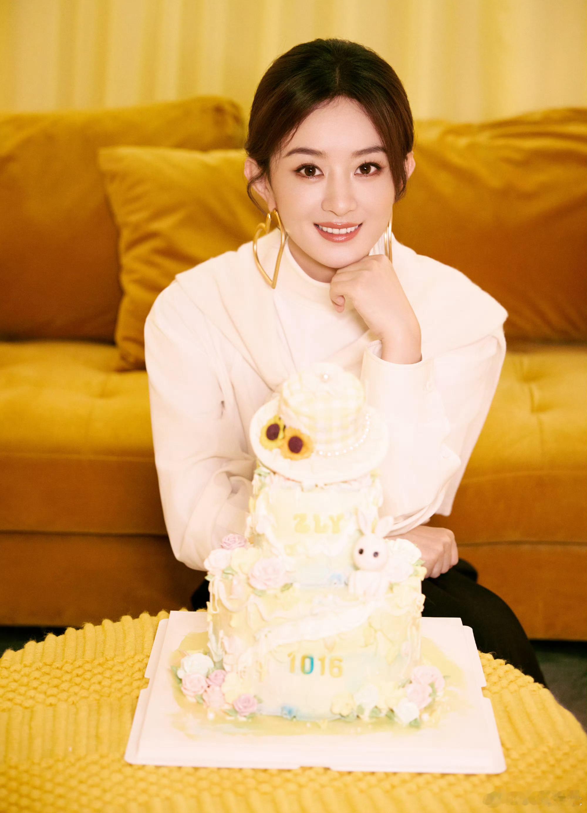 赵丽颖1016生日快乐生日快乐！愿你继续在荧幕上绽放独特光芒，在生活中收获满满幸