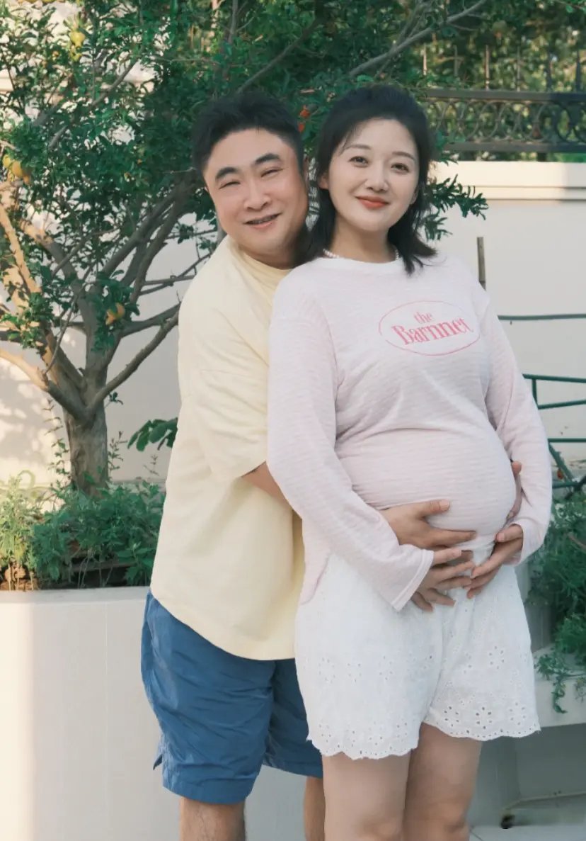 41岁乔杉曝妻子即将生三胎，带俩女儿别墅里拍孕妇照，被嘲想要儿子，不过想儿女双全