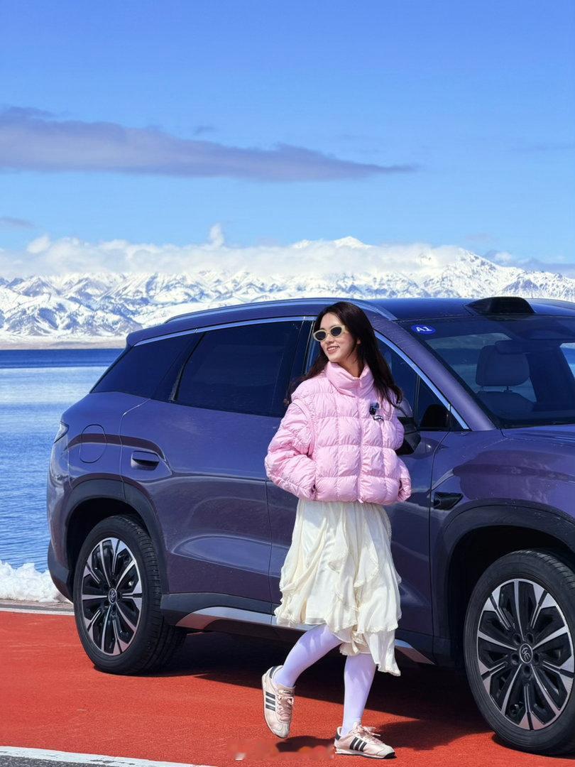 4月我还能开着宋Ultra来赛里木湖看雪皑皑雪山，碧蓝湖水赛里木湖的蓝，是自驾中