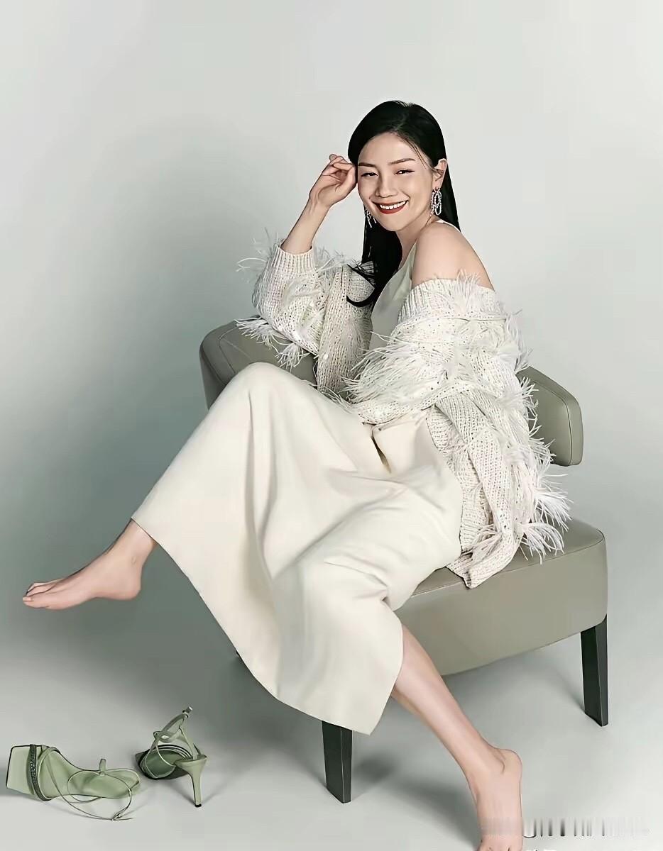 女神老了还这么漂亮大气，虽然不是第一眼就惊艳的那种女明星，但她骨子里散发出的魅力