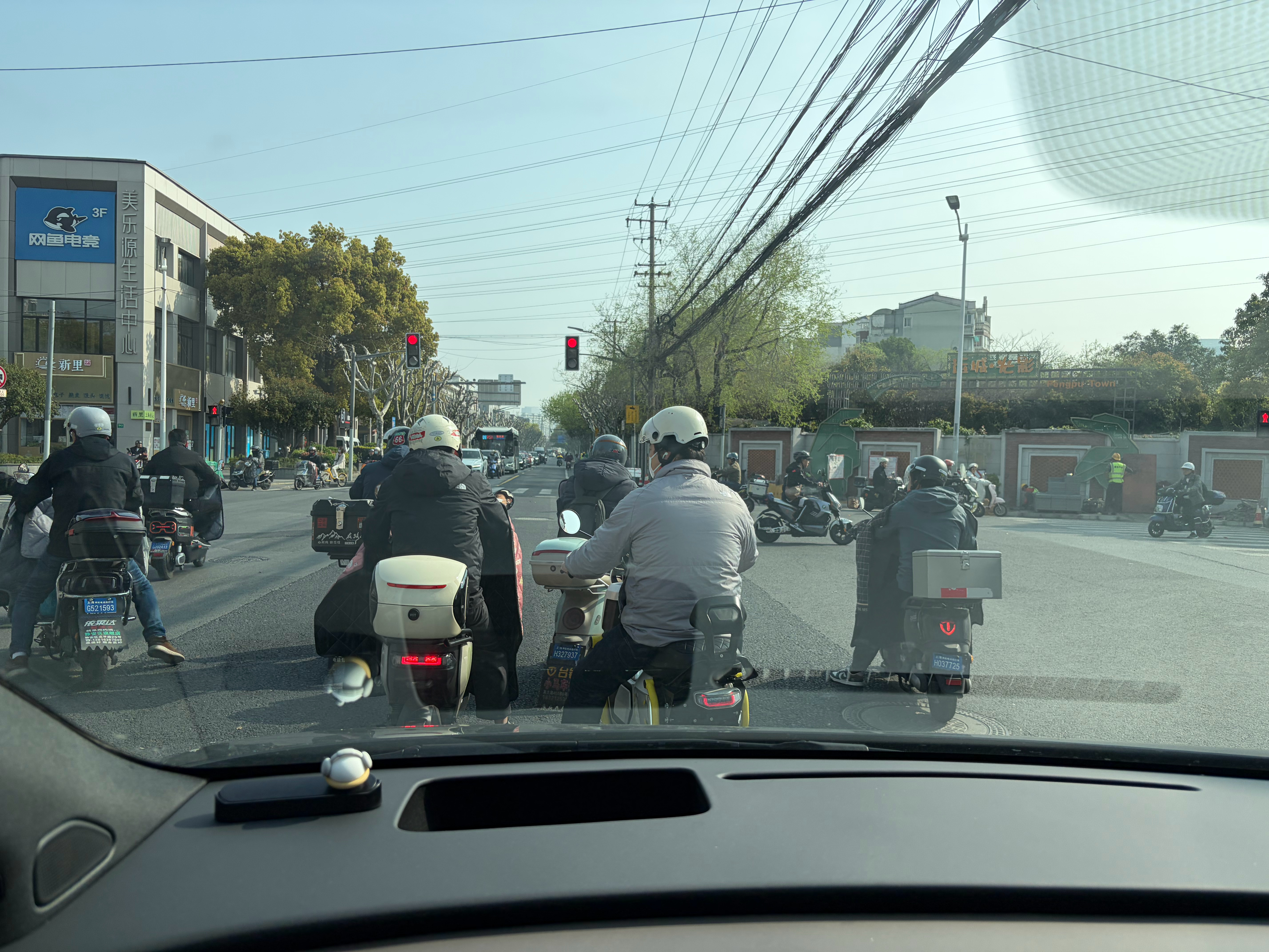 右转，前面被这群爷挡着…机动车道是你家是吧