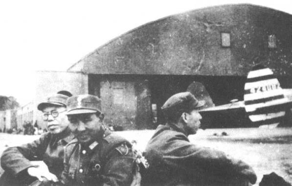 在军调部工作时，李聚奎（中）与李立三（左）、伍修权（右）合影。