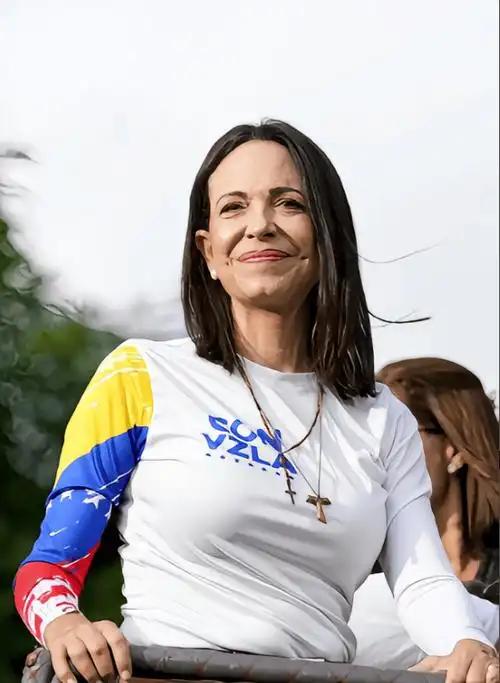 她就是一个民族败类，支持勾结美国对自己祖国实施军事打击，甘当美国走狗，以推翻委内