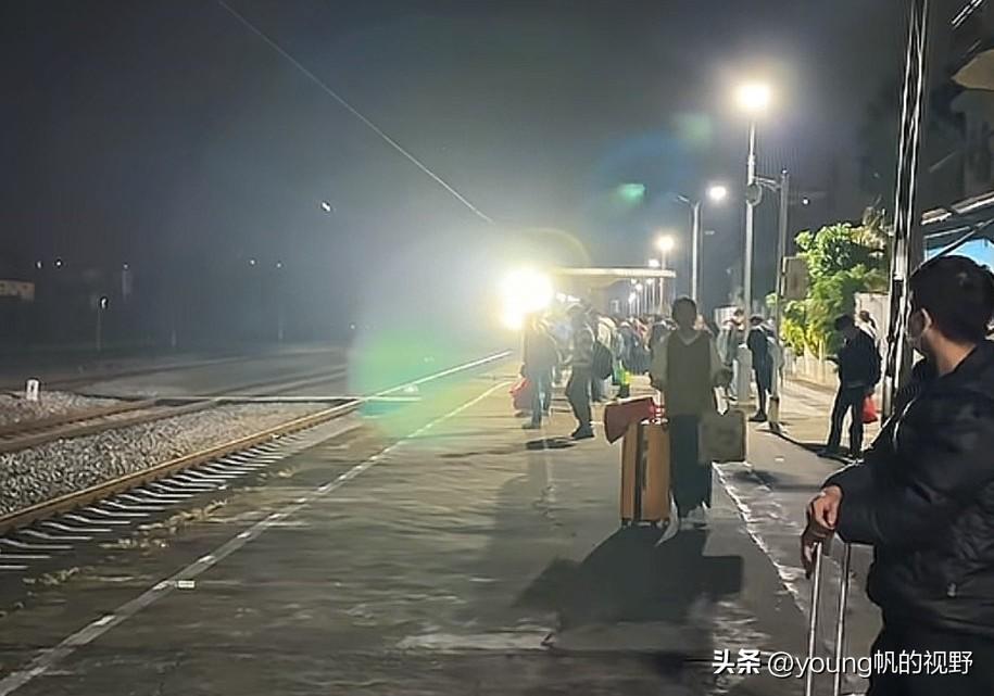 广东茂名的化州火车站，夜晚K1231次列车进站。化州火车站位于河茂铁路上，化州虽