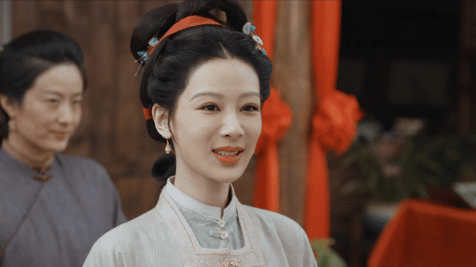 杨紫李祯将头发梳成大人模样 一身干练造型尽显成熟气场，李祯肩负起李家掌事职责，过