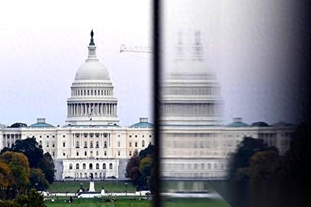 悄悄告诉你个事儿，但你别激动。
就在今年，30年来头一回，全世界央行手里的黄金，