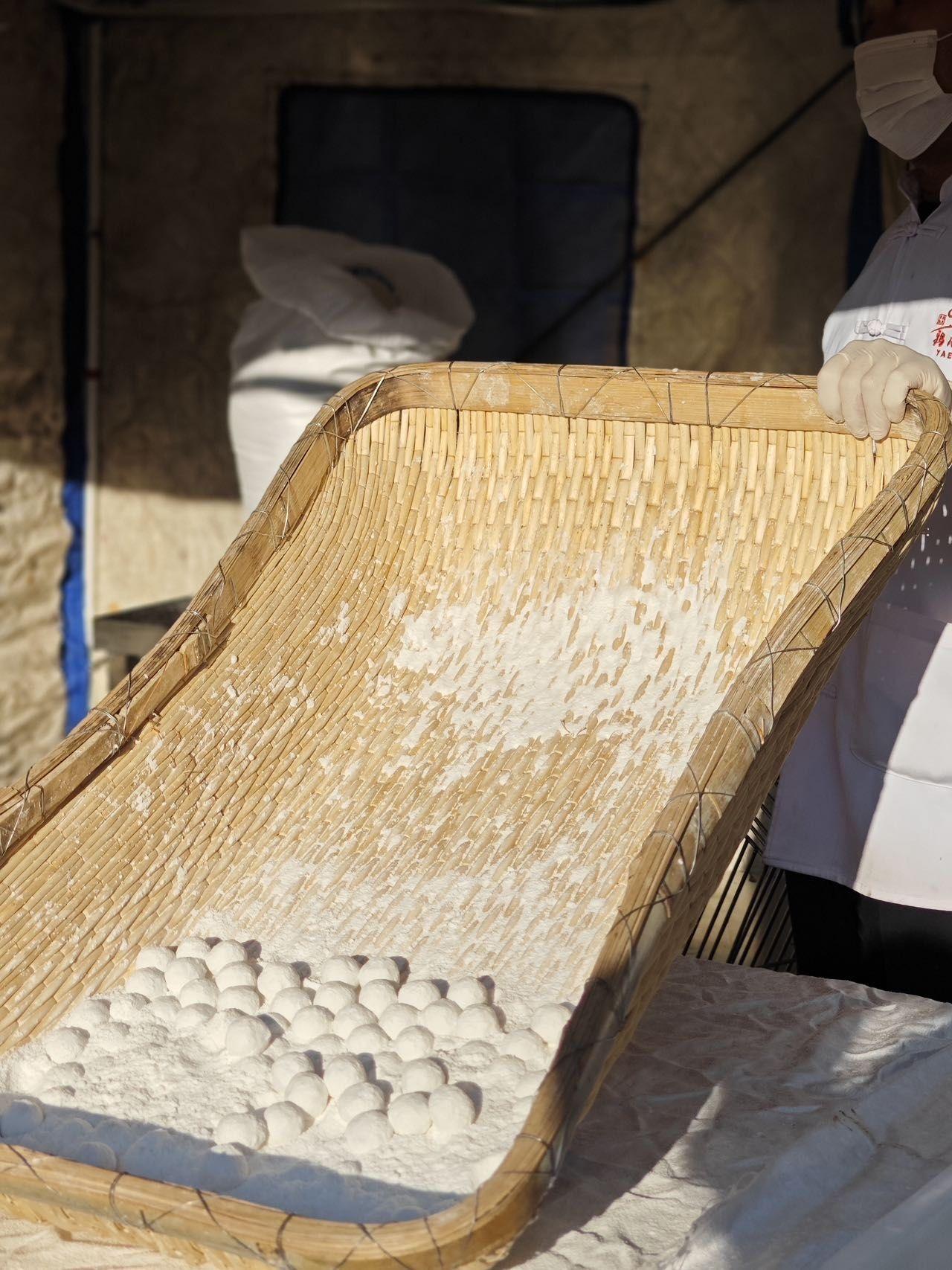 又是一年柳梢头，街头笸箩摇，巷口汤圆嗅。然而现在好像在街头少了点什么，几年前，每