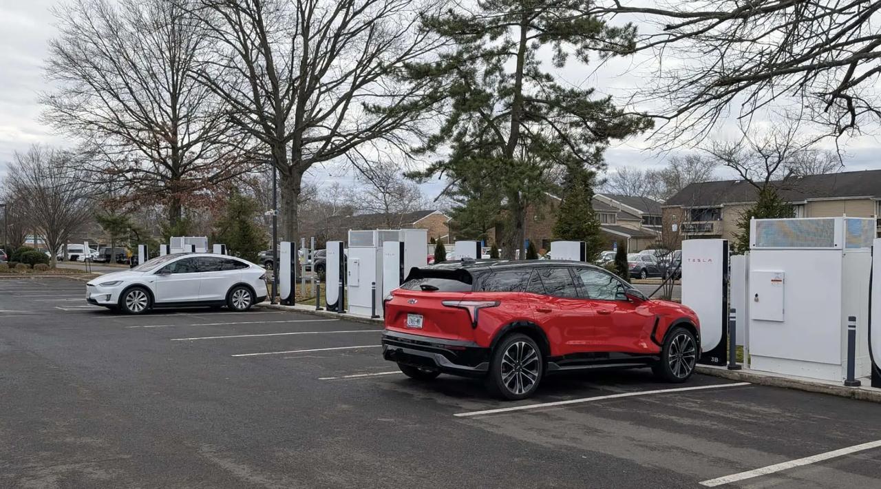 频繁用超充，会不会加速电动车电池衰减？
除了更大的电池和更长的续航，车企们普遍认