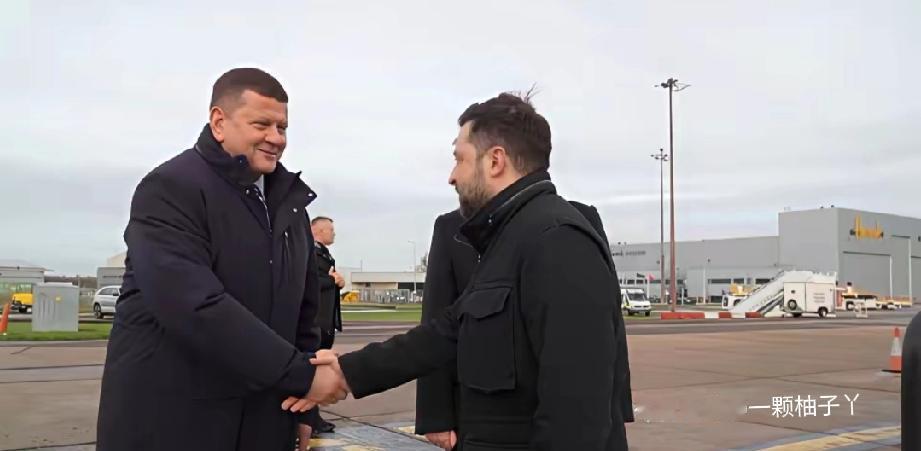 泽连斯基飞抵伦敦访问，机场迎接的“牌面”绝了——前乌军总司令扎卢日内已走马上任乌