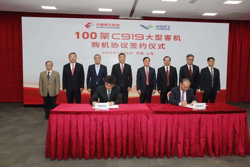 【单笔最大订单落地！东航再增订100架C919大型客机】2023年9月28日，作