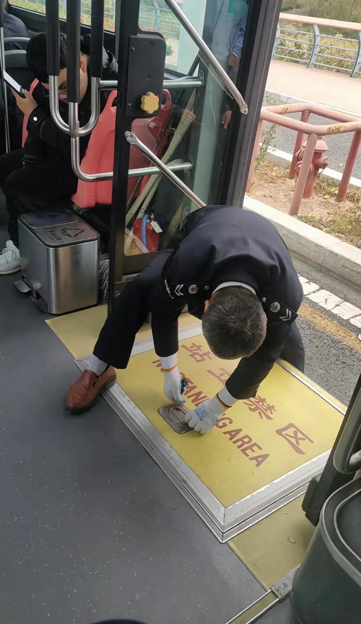 网友拍的开发区23路公交司机主动帮助行动不便老年人上车，再表扬这个公交车司机同时