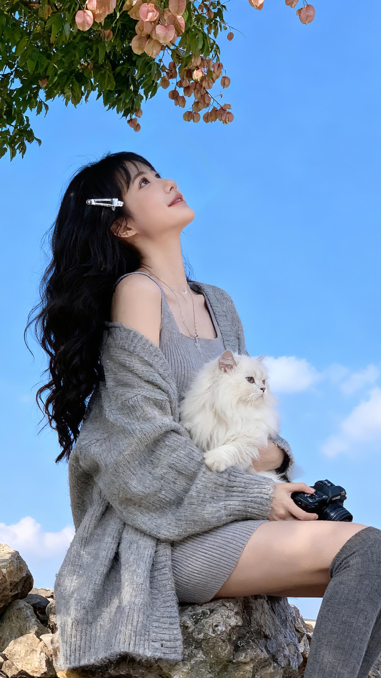 灰色针织套装的慵懒感谁懂啊！
吊带裙搭宽松开衫，软糯又显瘦，
秋日和猫咪一起拍氛