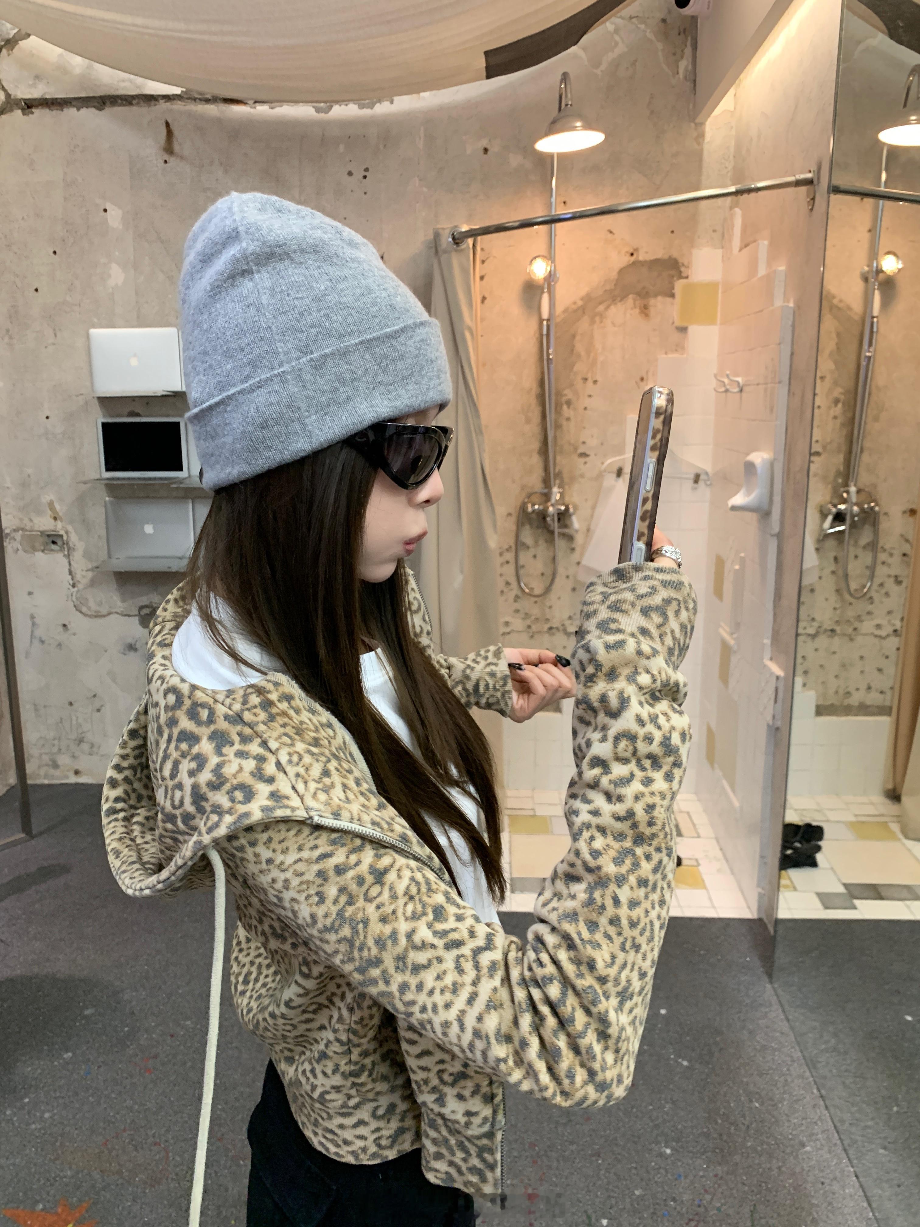 这件豹纹外套两个月前就做出来了 之前一直觉得太厚了 就放在八月给大家上的面料选用