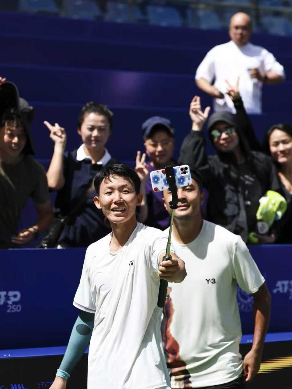 男双首轮：中国外卡组合崔杰与特日格乐组合次盘抢七挽救2个赛点，以4-6/7-6（