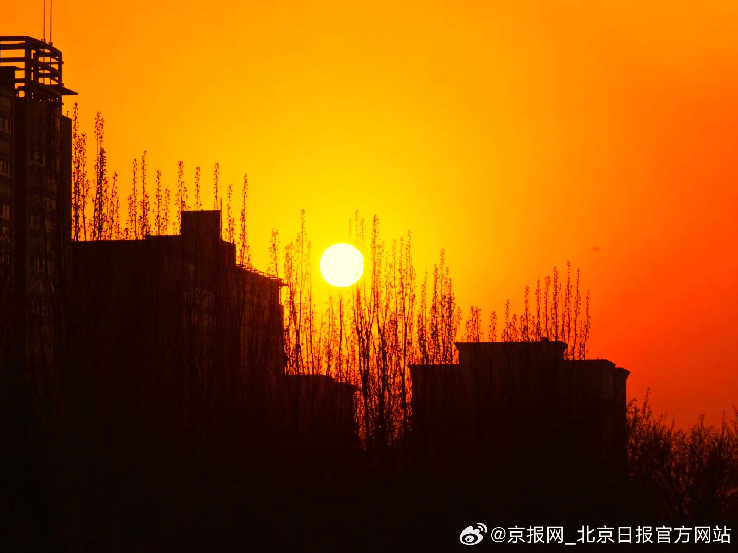 【#北京夕阳祝你元宵节快乐#】#北京落日提示头号天象要来了# 3月3日傍晚，北京