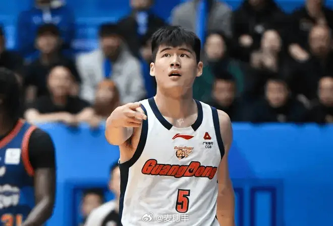 很久没发小老虎数据了！今日份小老虎：陈家政15分4篮板4助攻，王洪泽10分4篮板