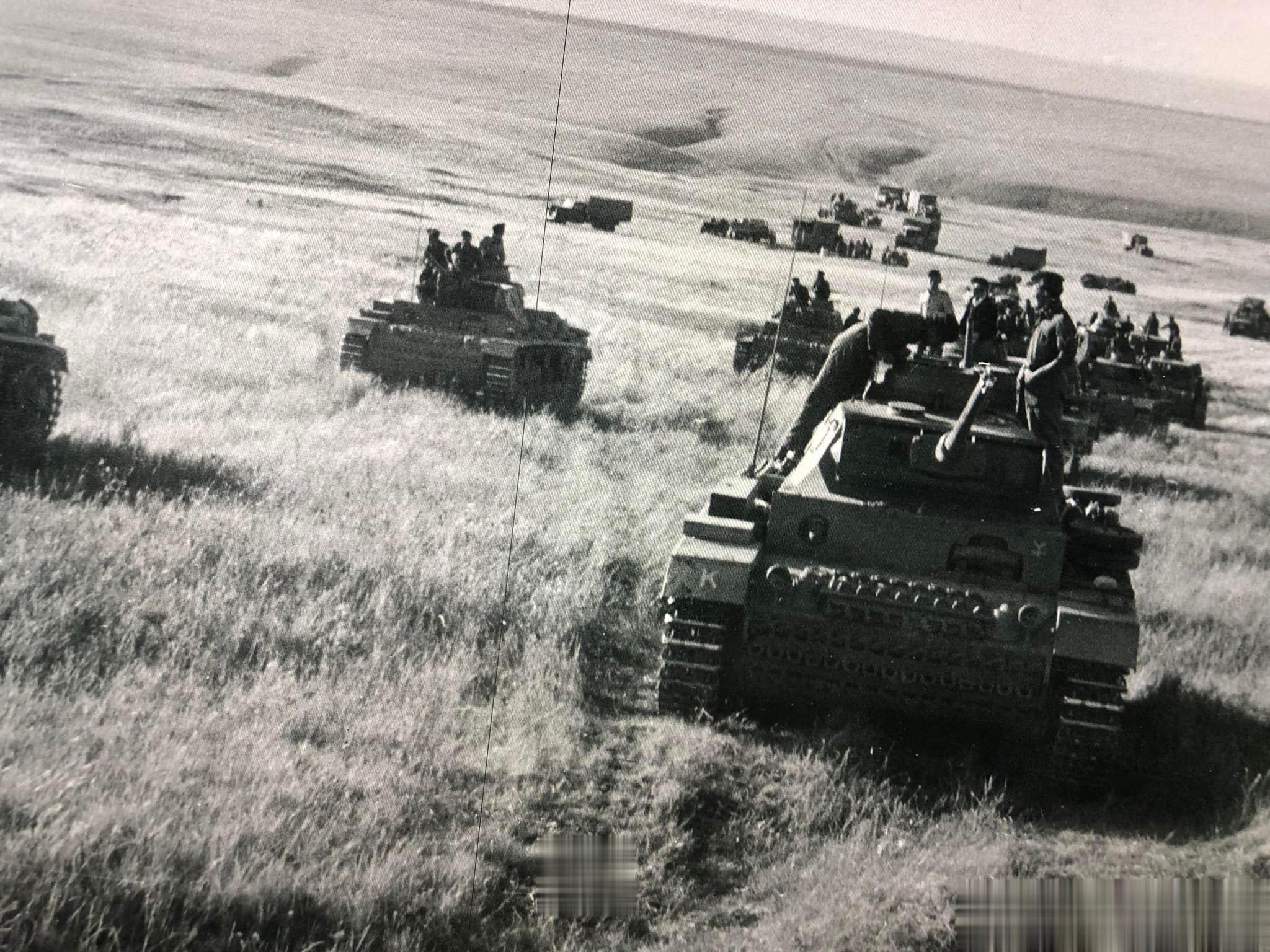 国防军第16装甲师的装甲纵队正在向斯大林格勒挺进，摄于1942年8月10日#军事