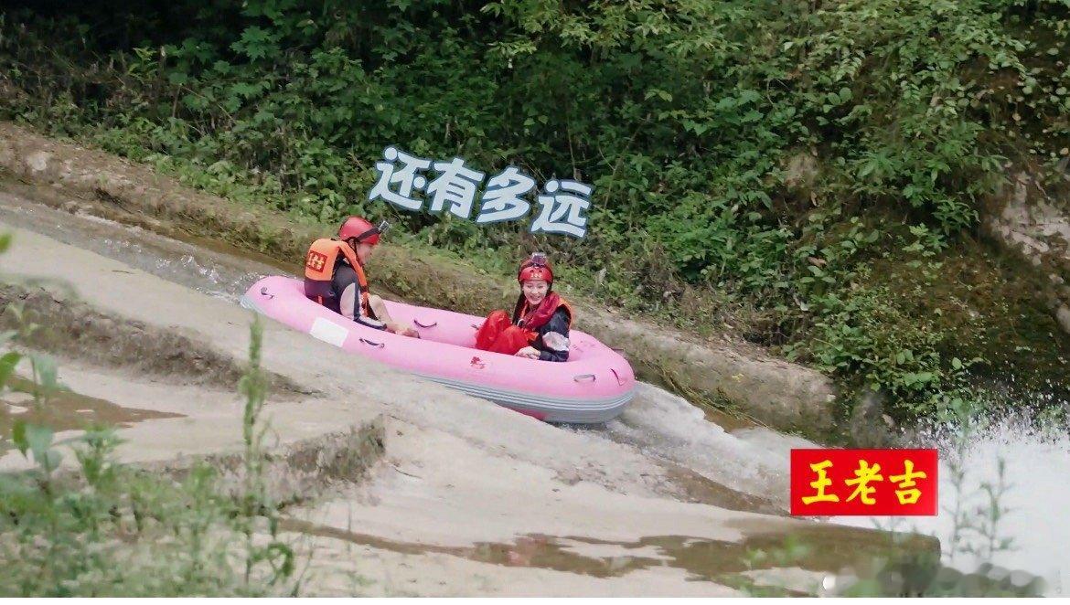 #尼格买提水上漂流快碎了#尼格买提也太搞笑了，看到这一幕的时候就觉得异常的可爱，