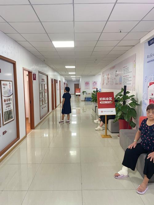 河北icon，一女子做妇科体检，可医生刚检查完隐私部位，并未让她穿裤子，而是让实