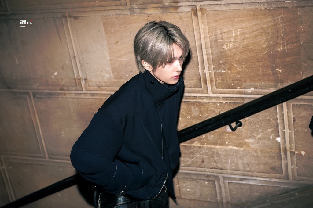 第一次参加时装周的朴志晟就这样轻轻松松的闪耀巴黎了朴志晟巴黎时装周