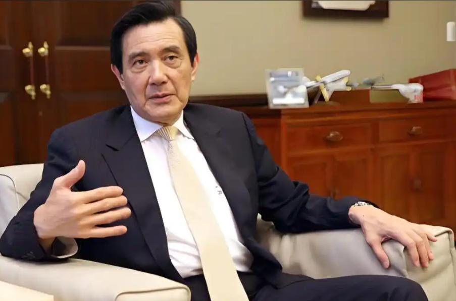 马英九在昨天的集会上挥舞着拳头愤怒的表示很不理解：为什么我在任时两岸关系这么好，