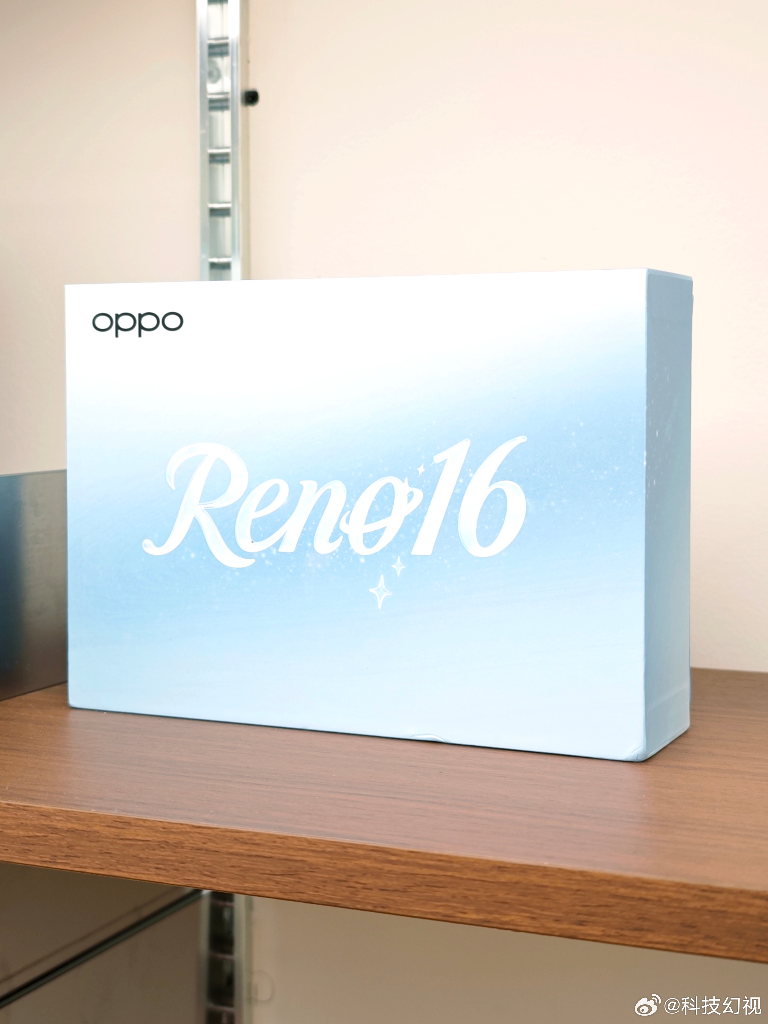 OPPO Reno16的邀请函真的挺有意思，悬浮的行星扩香器，做工也比较好。OP