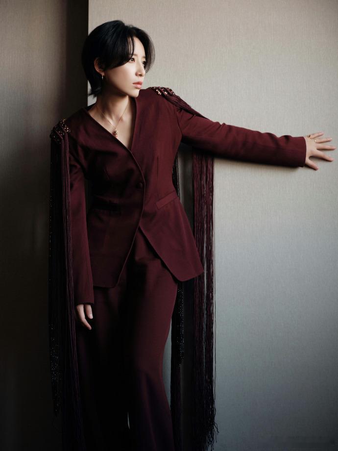 李斯丹妮新年首套高定 李斯丹妮穿高定的能力真的强，每一次都能把高级感和个人风格融