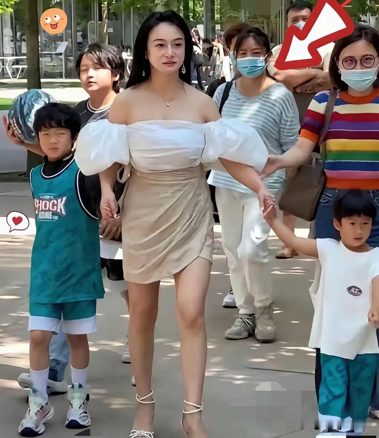 她的穿着真不像有文化底蕴的人。关键是她这样穿也不好看。这就是所谓的穿上龙袍也不像