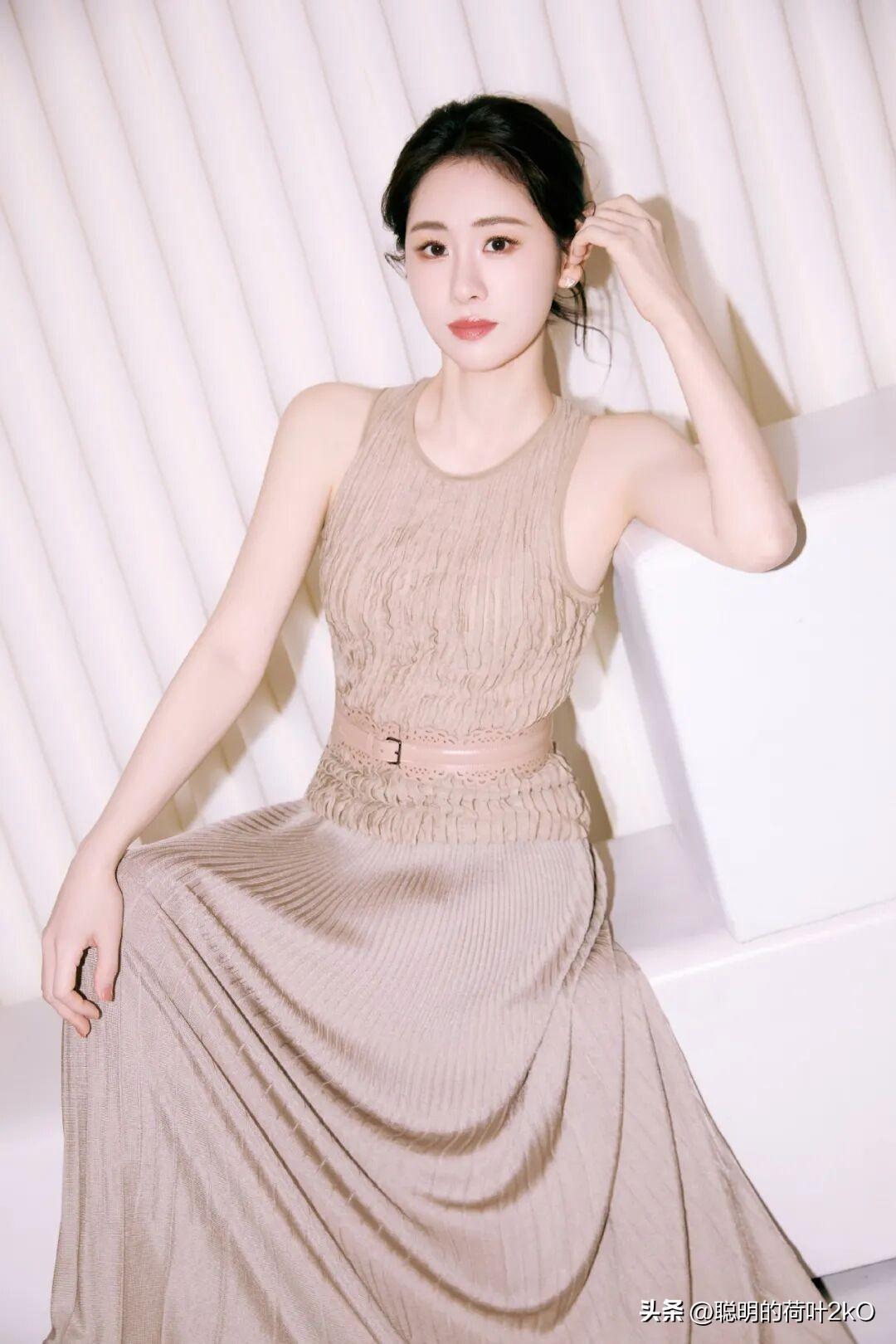 张碧晨，裙摆摇曳，轻盈柔美姿态