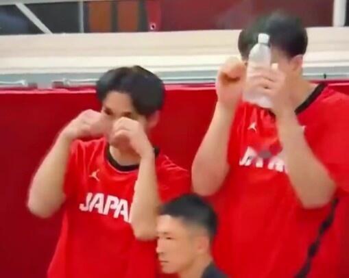 中国男篮惨败被日本球员嘲讽亚运半决赛中国男篮惜败日本二队，止步半决赛。日本球员赛
