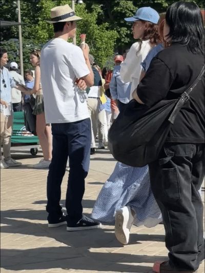 #王一博巴黎街边吃冰淇淋#王一博粉丝是不是都想成为他手里的冰淇淋🍨[哈哈] ​