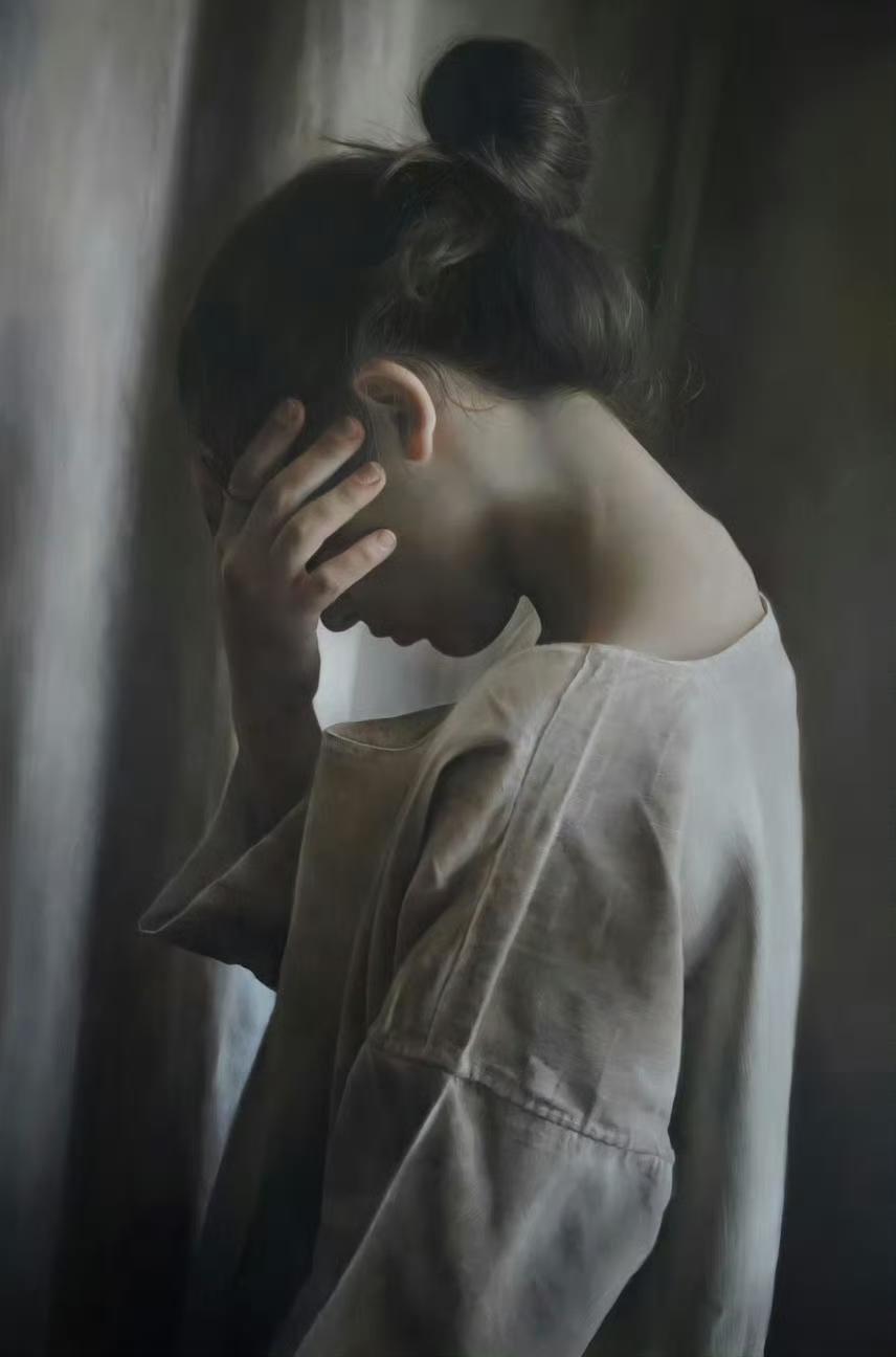 “低头的温柔，心事如烟”，这画面总带着股难以言说的诗意与哀愁。就像徐志摩笔下“最