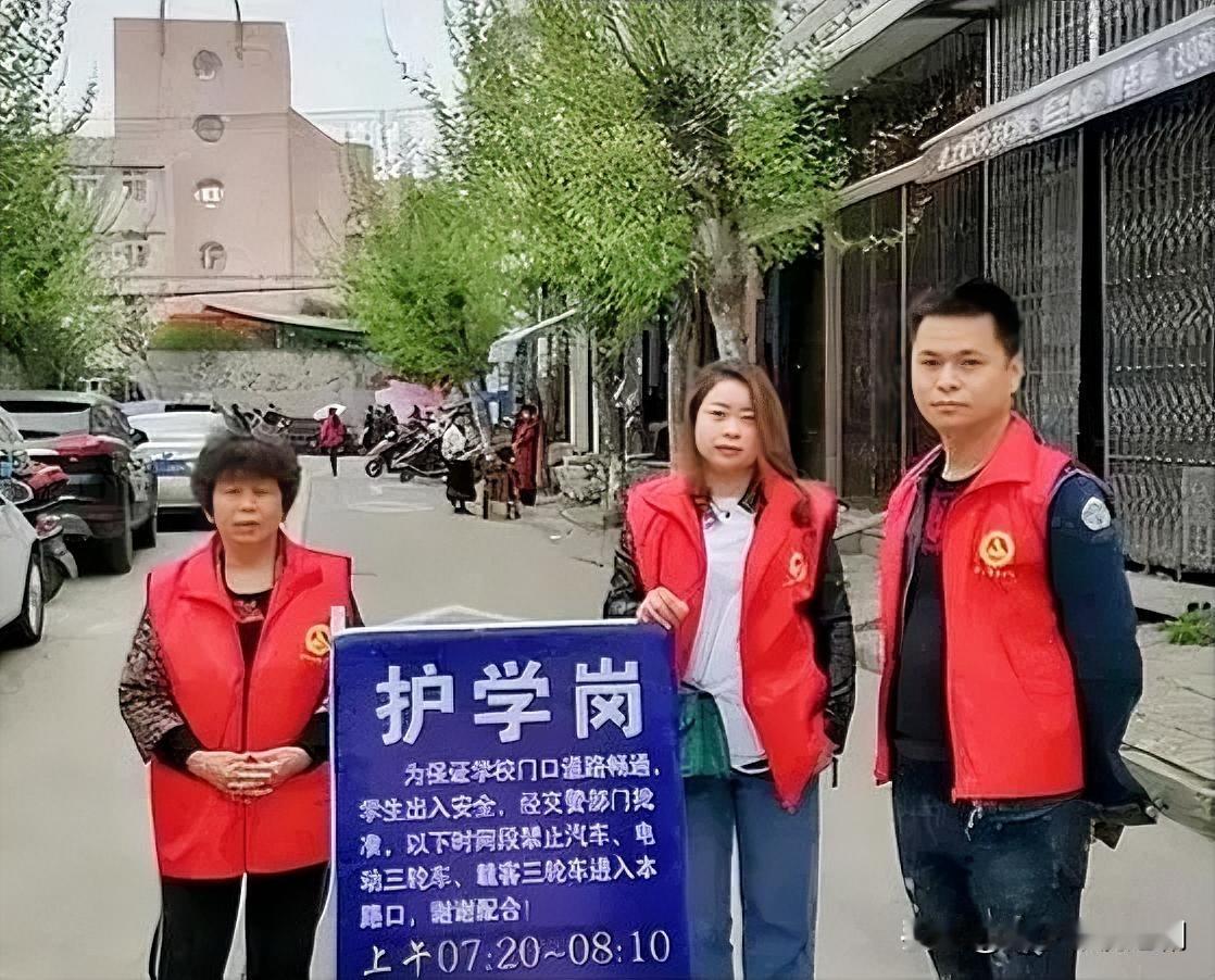 别把学校安全责任转嫁给家长“站岗”

近日，一些学校安排家长轮流到校门口“站岗”