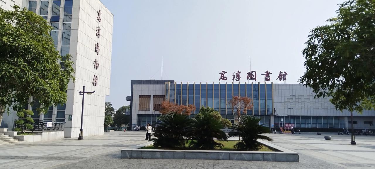 书馆绿树荫，建筑巍峨耸。