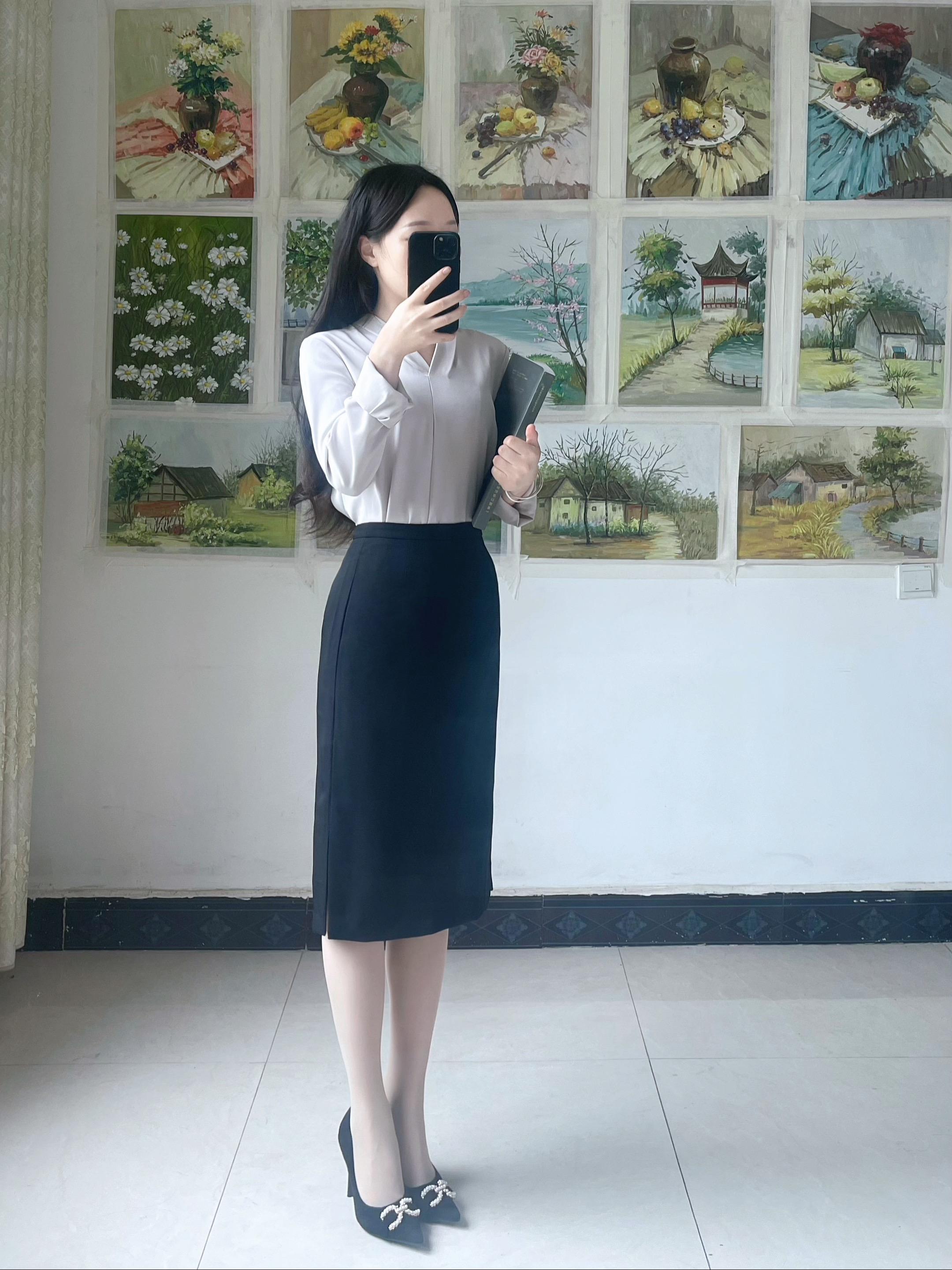 教育是春风化雨的滋养，是黑夜里永不熄灭的灯塔，它用爱与智慧点亮心灵，让...