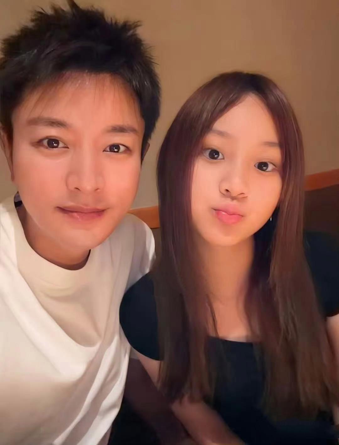 甜馨在父亲节给父亲贾乃亮过节，父女情深。虽然甜馨和妈妈李小璐生活，但是贾乃亮对孩