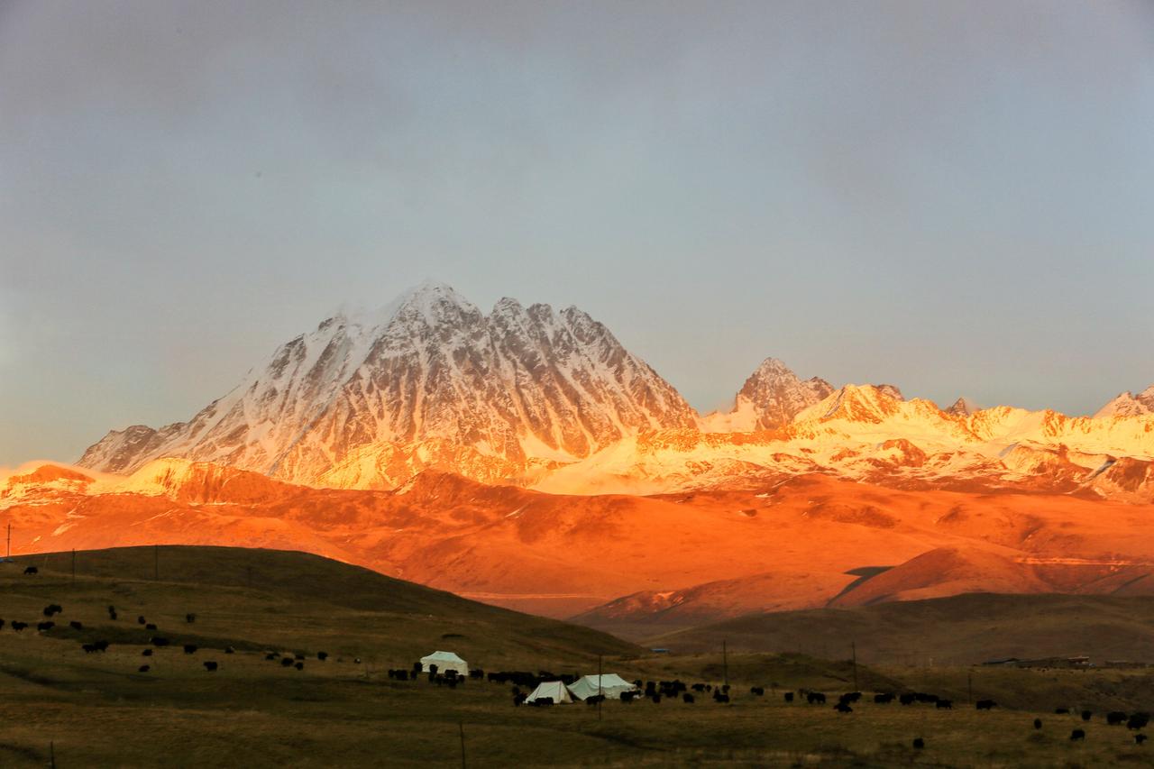 别辜负眼前季节 旅行推荐官 日照金山 圣洁甘孜一生有约