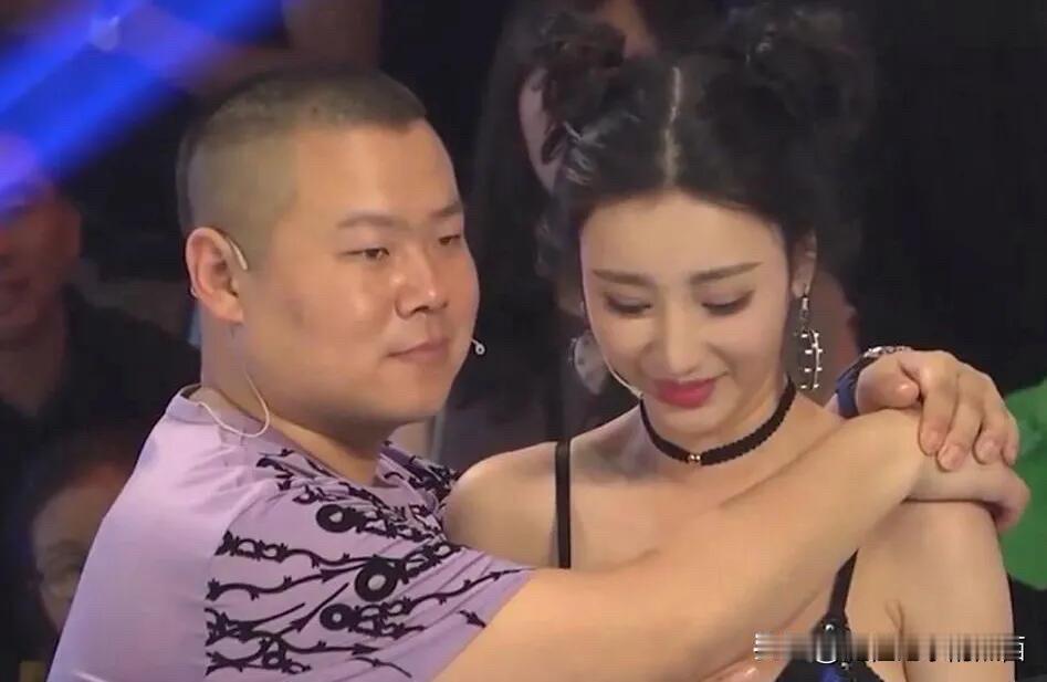 平时幽默风趣的男明星岳云鹏也有低调内敛的时候，看他在舞台上和女明星的互动节目，脸