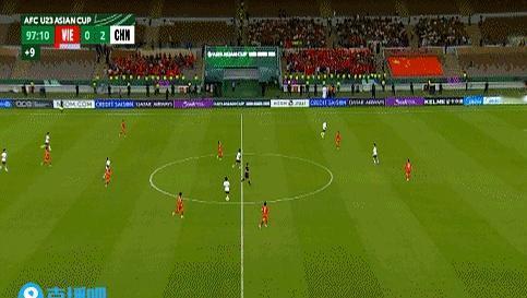 3比0，越南被踢懵了。
 
上半场还在互相试探，47分钟彭啸一个头球先砸开缺口，