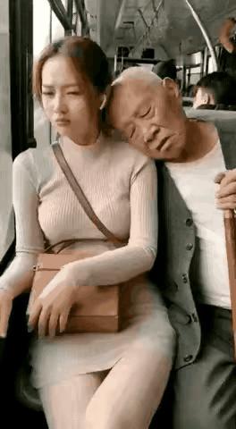 刷到一堆“公交怪老头”视频，全是第一人称喊“我要送他进去”画面糊得跟座机似的，台