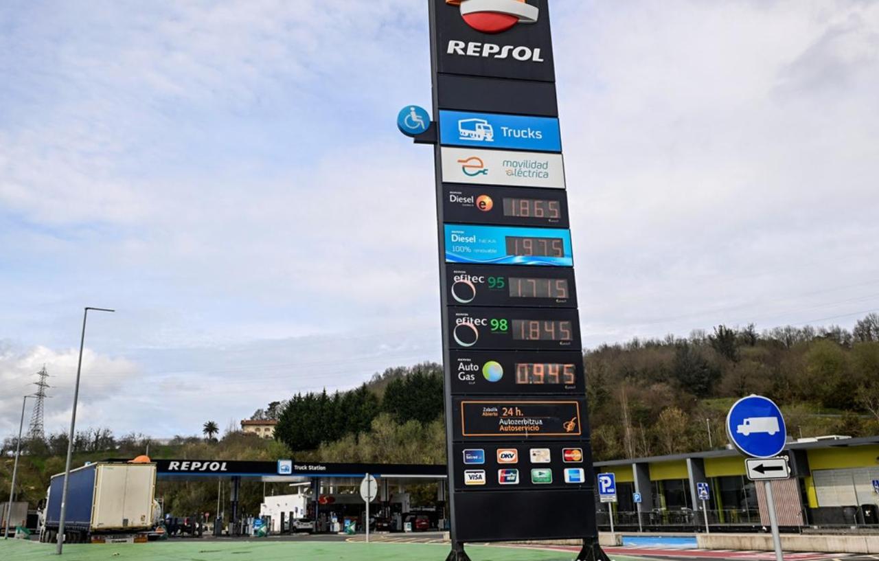 最近国际能源圈的变动比天气还快，前阵子还在为油价飙升发愁，转眼就迎来了大反转。