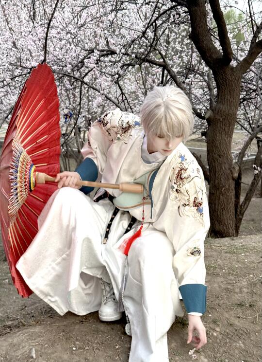 “沈星回别动，你头上有……”