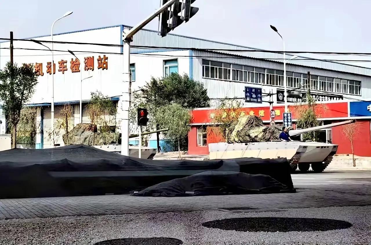 这几乎可以肯定不是步兵战车，似乎更像轻型坦克。从涂装来看，或许是用于沙漠地带或高